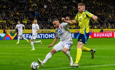 Na snímke zľava Stanislav Lobotka (Slovensko) a Dejan Kulusevski (Švédsko).