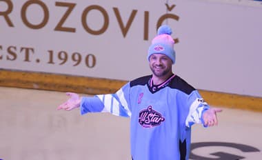 Marián Gáborík počas predstavenia novej súťaže zručností DUNK TANK v prestávke hokejovej exhibície All Star Legendy.