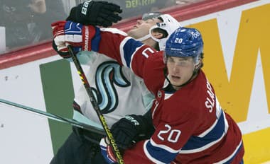 Slovenský útočník Juraj Slafkovský (Montreal) v súboji.