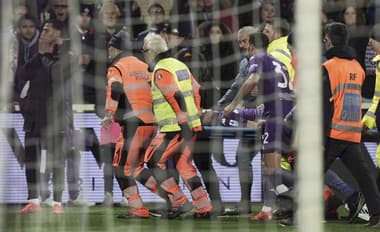 Hráč Fiorentiny Edoarda Boveho odnášajú na nosidlách do sanitky počas zápasu.