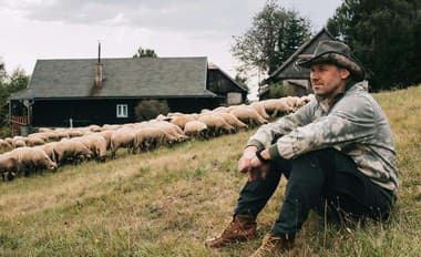 Bývalý gólman Ján Lašák si zveľaduje chalupu po starých rodičoch a nemá problém postrážiť aj ovce.