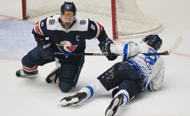 Vpravo Juraj Šiška (Poprad), vľavo Michal Sersen (Slovan Bratislava).