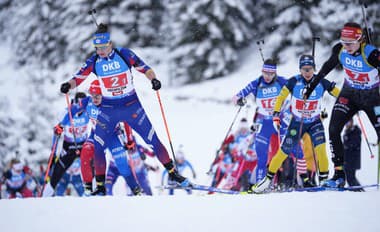 Slovenská biatlonistka Paulína Bátovská Fialková (druhá zľava), Francúzka Julia Simonová (vľavo) a Nemka Vanessa Voigtová (vpravo) počas štafety.