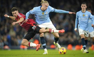 Manuel Ugarte (United) v súboji s Erlingom Haalandom (City)