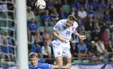 Slovenský obranca Milan Škriniar hlavičkuje.