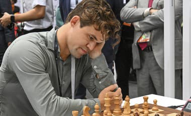 Carlsen odstúpil z MS v rapide a blitzi, odmietol si prezliecť džínsy