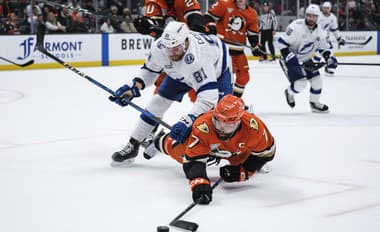 Slovenský hokejista v drese Tampy Erik Černák (uprostred) a hráč Anaheimu Ducks Radko Gudas počas zápasu.