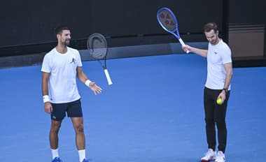 Srbský tenista Novak Djokovič (vľavo) a jeho tréner Andy Murray sa smejú počas tréningu.