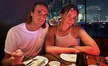 Stefanos Tsitsipas a Paula Badosová tvoria pár.