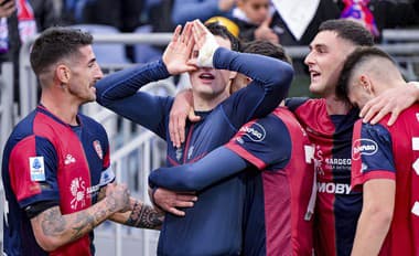 Futbalisti z tímu Cagliari Calcio sa radujú z gólu v zápase talianskej Serie A Cagliari Calcio – US Lecce. 