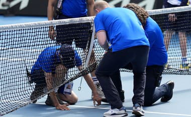 Kuriózny moment na Australian Open: Kvôli Sinnerovmu podaniu sa polhodinu nehralo