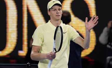 Taliansky tenista Jannik Sinner sa suverénnym spôsobom prebojoval do semifinále dvojhry na grandslamovom Australian Open v Melbourne.