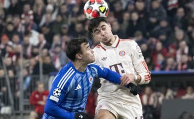 Na snímke sprava Aleksandar Pavlovič (Bayern) a David Strelec (Slovan) bojujú o loptu.