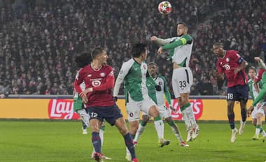  Slovenský futbalista a kapitán Feyenoordu Dávid Hancko skáče počas zápasu záverečného 8. kola ligovej fázy Ligy majstrov OSC Lille - Feyenoord Rotterdam v Lille.