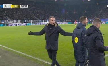 Van Persie neveril vlastným očiam: Bizarný omyl! Súper vyrovnal po hre s 12 hráčmi