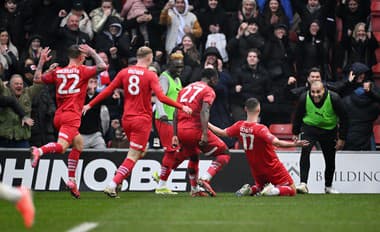 Neuveriteľný zásah: Treťoligista gólom z polovice ihriska šokoval Manchester City!