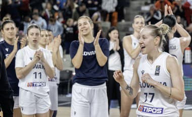 Slovenské basketbalové reprezentantky ďakujú divákom po výhre 78:55 po zápase F-skupiny kvalifikácie ME 2025 Slovensko - Island v Bratislave