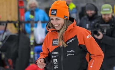 Na snímke slovenská reprezentantka v zjazdovom lyžovaní Petra Vlhová sa usmieva počas tlačovej besedy pri príležitosti odpočítavania jedného roka do začiatku zimných olympijských hier 2026. 