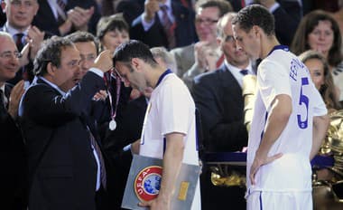 Ryan Giggs z Manchestru United prijíma medailu od Michela Platiniho na konci finálového zápasu futbalovej Ligy majstrov 2009.