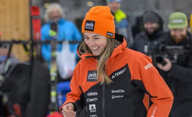 Na snímke slovenská reprezentantka v zjazdovom lyžovaní Petra Vlhová sa usmieva počas tlačovej besedy pri príležitosti odpočítavania jedného roka do začiatku zimných olympijských hier 2026. 