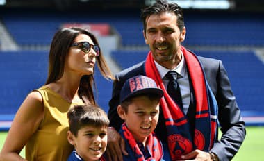 Na archívnej snímke Gigi Buffon s partnerkou Ilarií D’Amico a synmi Louisom Thomasom a Davidom Leem.