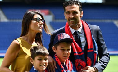 Na archívnej snímke Gigi Buffon s partnerkou Ilarií D’Amico a synmi Louisom Thomasom a Davidom Leem.