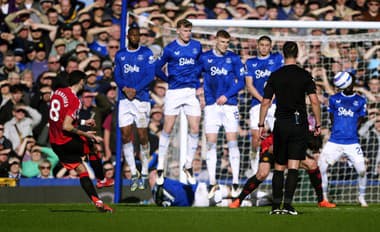 Manchester United vyťažil z infarktového záveru bod, tretíkrát v rade nebodoval naplno