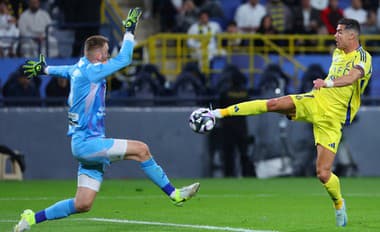 Marek Rodák (Al-Ettifaq) a Cristiano Ronaldo (Al-Nassr) v súboji.