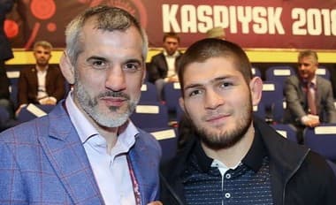 Khabib Nurmagomedov (vpravo) sa na sociálnej sieti rozlúčil s Buvajsarom Sajtijevom (vľavo). 