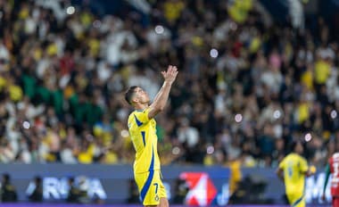 Cristiano Ronaldo gestikuluje v zápase Al-Nassr proti Al-Ettifaq.