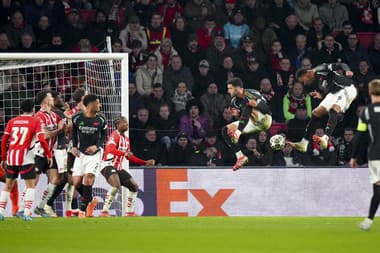 Arsenal je jednou nohou vo štvrťfinále, Real uspel v mestskom derby