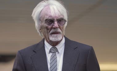 Bývalý šéf F1 Bernie Ecclestone sa priznal k daňovým podvodom. 