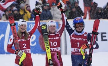 Zľava, druhá Rakúšanka Katharina Liensbergerová, víťazka Rakúšanka Katharina Truppeová a tretia Američanka Mikaela Shiffrinová oslavujú







