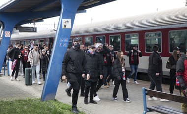 Fanúšikovia Spartaka Trnava cestovali na derby so Slovanom vlakmi.