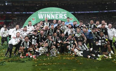 Hráči Newcastle pózujú s trofejou po ich víťazstve nad Liverpoolom vo finále anglického Ligového pohára.