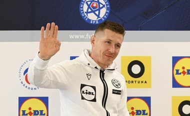 Futbalista Juraj Kucka počas tlačovej konferencie.