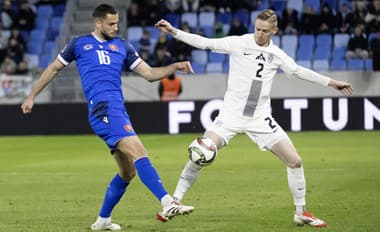 Na snímke zľava slovenský futbalista Dávid Hancko a slovinský futbalista Žan Karničnik  bojujú o loptu v prvom zápase play off o postup do B-divízie Ligy národov Slovensko - Slovinsko.