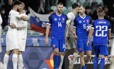 Na snímke sprava sklamaní slovenskí futbalisti Stanislav Lobotka, Norbert Gyömbér, Milan Škriniar a radujúci sa Slovinci po výhre 1:0 v odvetnom zápase play off o postup do B-divízie Ligy národov Slovinsko - Slovensko v Ľubľane.