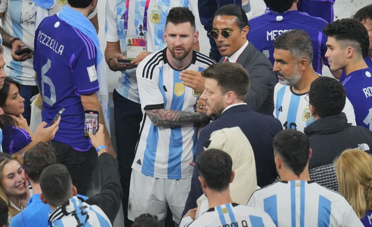 FIFA zahájila závažné vyšetrovanie: Čo hľadal na trávniku svetoznámy kuchár?!