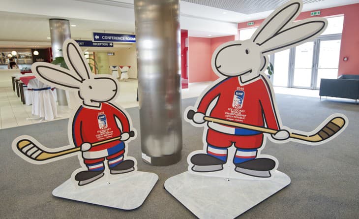 Hokejové MS v Česku už majú maskotov: Rovnaké postavičky, len iné dresy