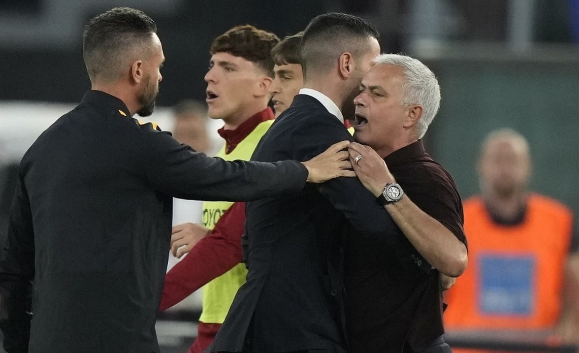Portugalský tréner José Mourinho (59) opäť zúril. Tentoraz ho dopálilo, že rozhodca neodpískal podľa neho jasnú penaltu v 7. kole Serie ...