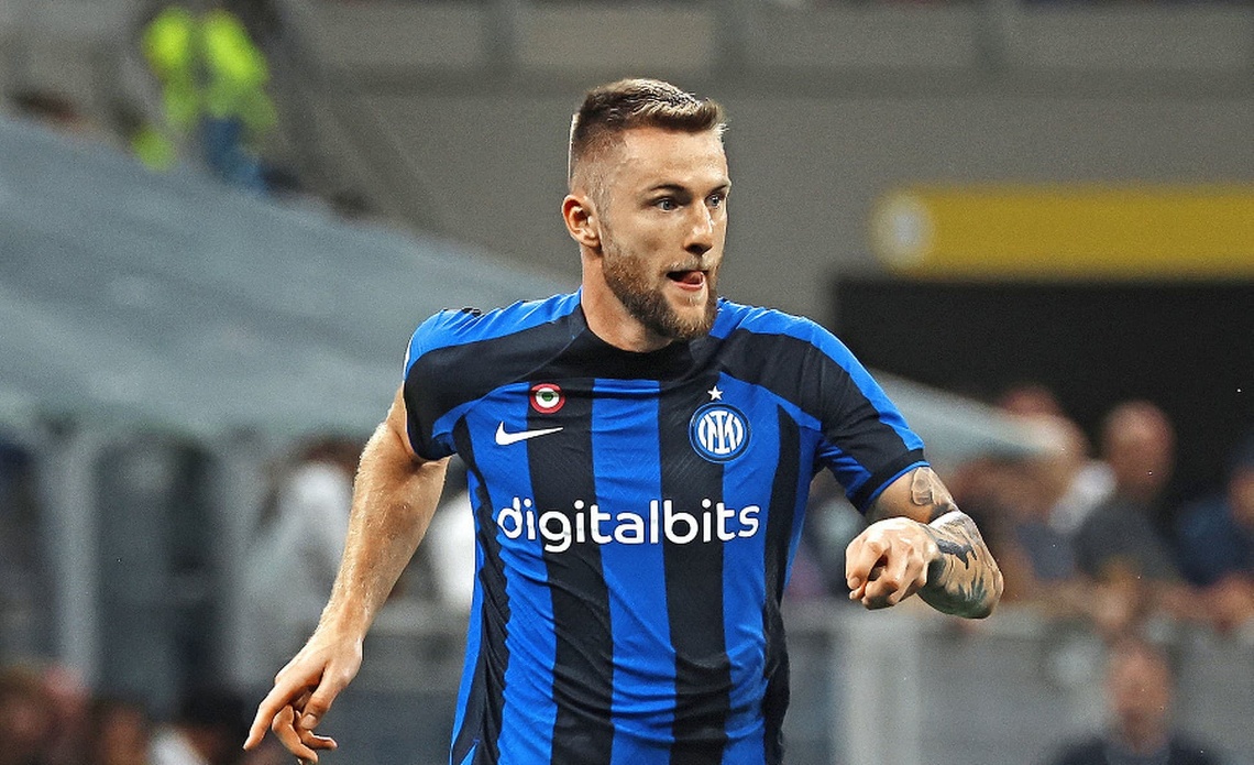 Taliansky futbalový vicešampión Inter Miláno údajne pozastavil rokovania o novej zmluve so slovenským obrancom Milanom Škriniarom (27). 
