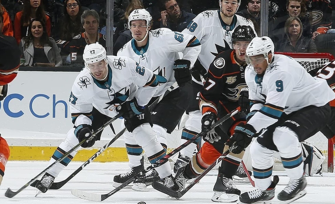 Hokejisti San Jose Sharks neodcestujú na úvodné dva zápasy nového ročníka zámorskej NHL do Prahy v prípade, že ruskí hráči v ich službách ...