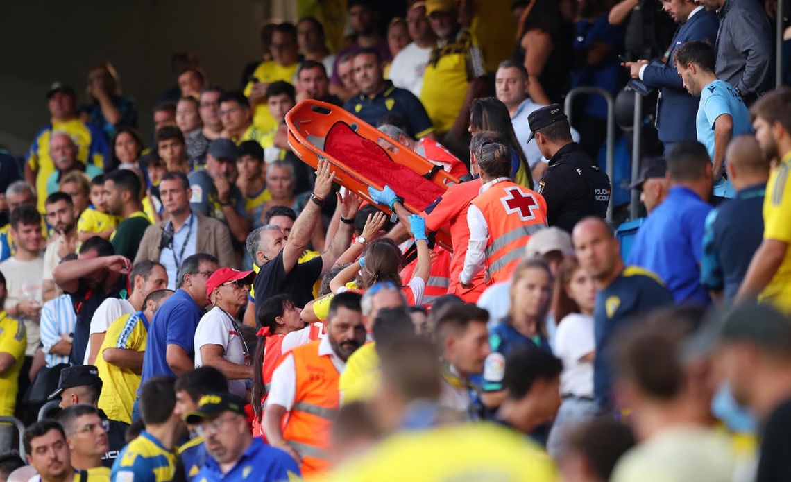 Futbalisti Barcelony zvíťazili v sobotnom zápase 5. kola španielskej La Ligy na pôde Cadizu 4:0. Duel krátko pred záverom prerušili na ...