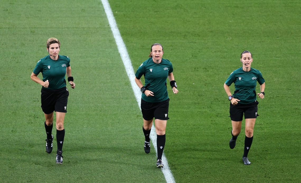 Futbalové rozhodkyne v Španielsku vyhlásili štrajk a žiadajú vyššie mzdy a lepšie pracovné podmienky len niekoľko hodín pred plánovaným ...