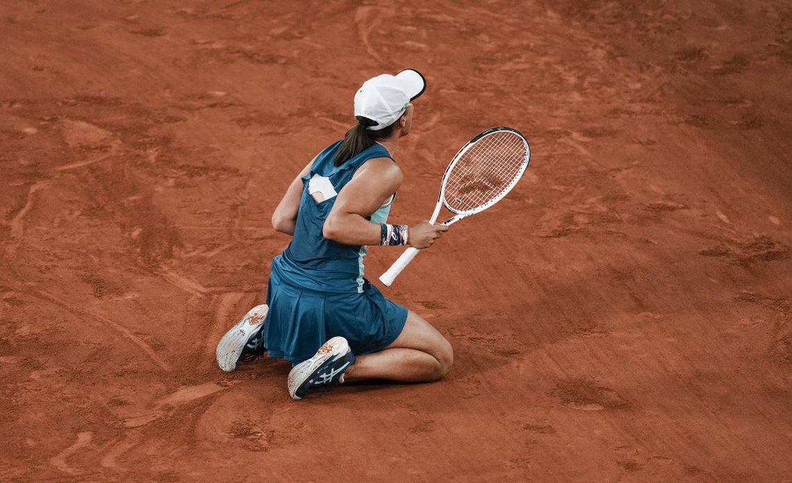 Poľská tenistka Iga Swiateková sa stala druhýkrát víťazkou ženskej dvojhry na Roland Garros. Turnajová jednotka zdolala vo finále nasadenú ...