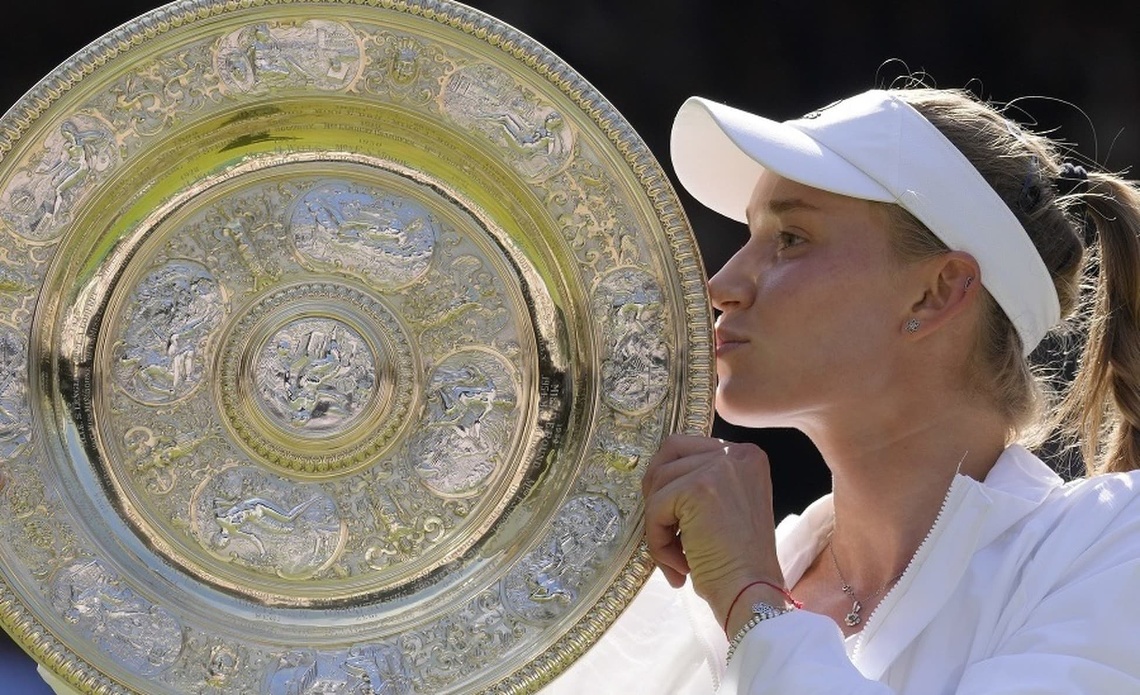 Kazašská tenistka Jelena Rybakinová sa stala víťazkou ženskej wimbledonskej dvojhry a získala prvý grandslamový titul v kariére. 