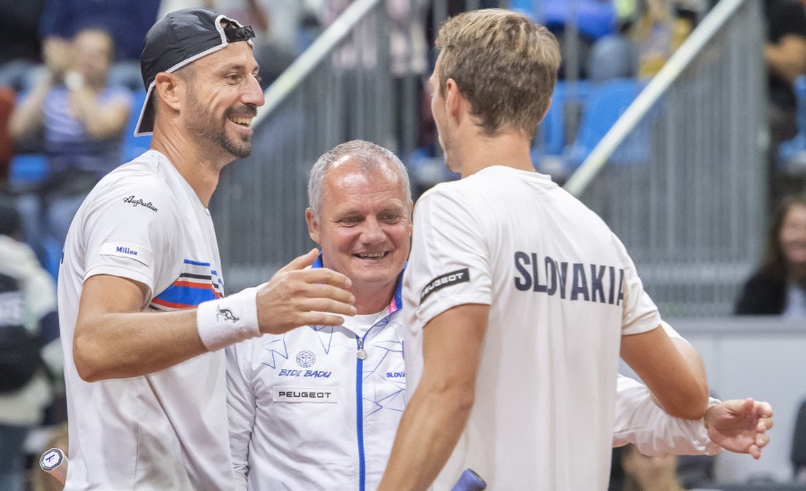 Slovenskí tenisti vedú v dueli 1. svetovej skupiny Davisovho pohára nad Rumunskom 2:1. 