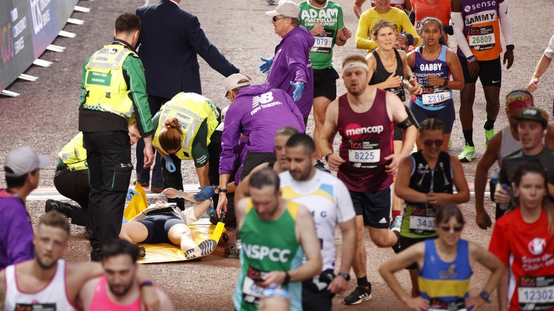 Účastník londýnskeho maratónu, ktorý v nedeľu na trati skolaboval, zomrel o pár hodín v nemocnici. O úmrtí tridsaťšesťročného muža z ...