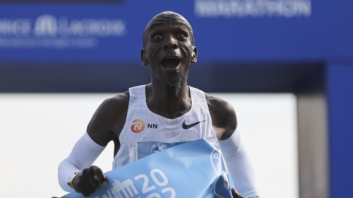 Kenský vytrvalec Eliud Kipchoge (37) zlepšil vlastný svetový rekord v maratóne. V nedeľu zabehol čas 2:01:09 h a dosiahol štvrté víťazstvo ...